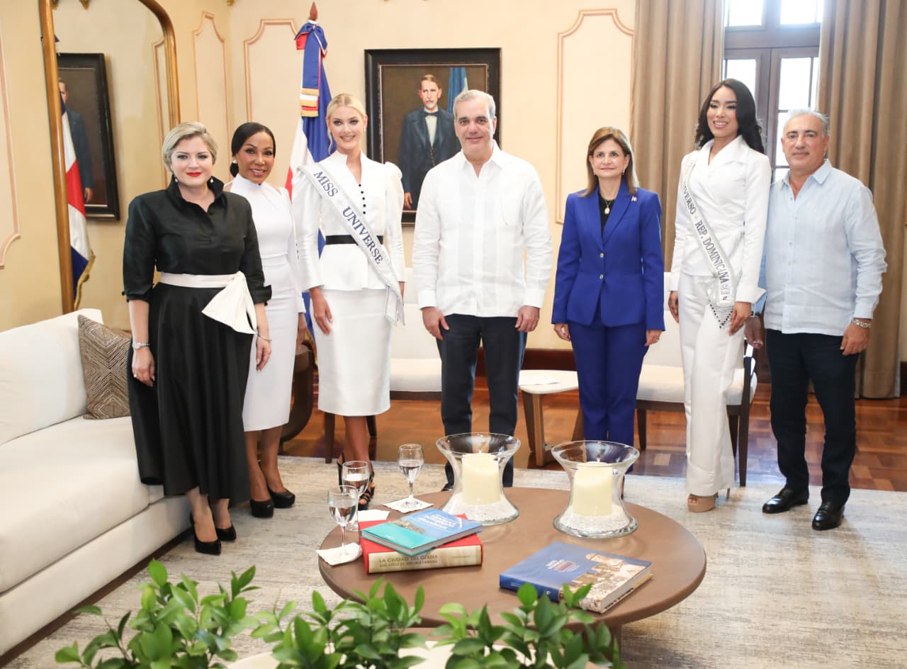 Presidente Abinader recibe a Miss Universo y Miss República Dominicana en el Palacio Nacional