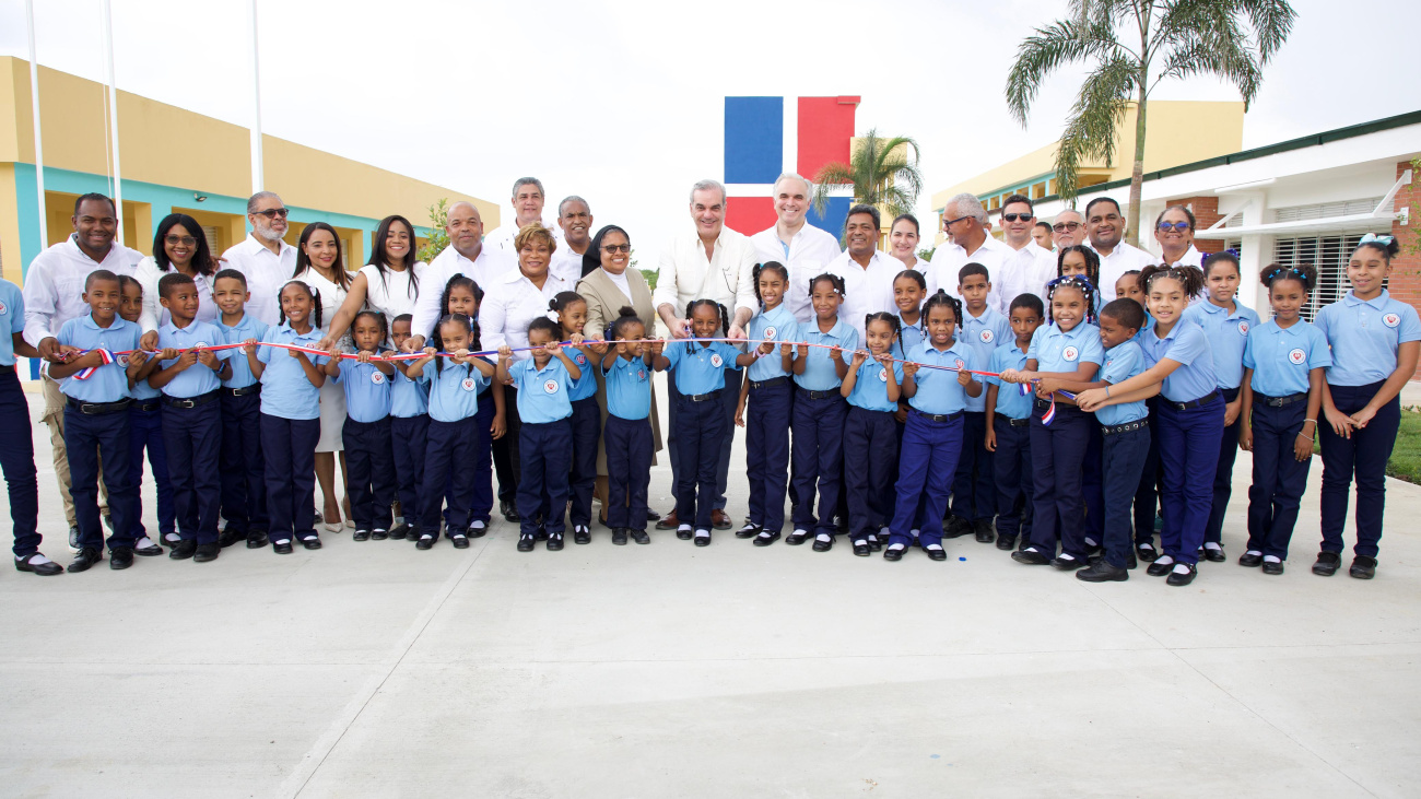 Presidente Abinader inaugura tres nuevos centros educativos que beneficiarán a 2,960 estudiantes y que suman 74 aulas al año escolar 2025-2026
