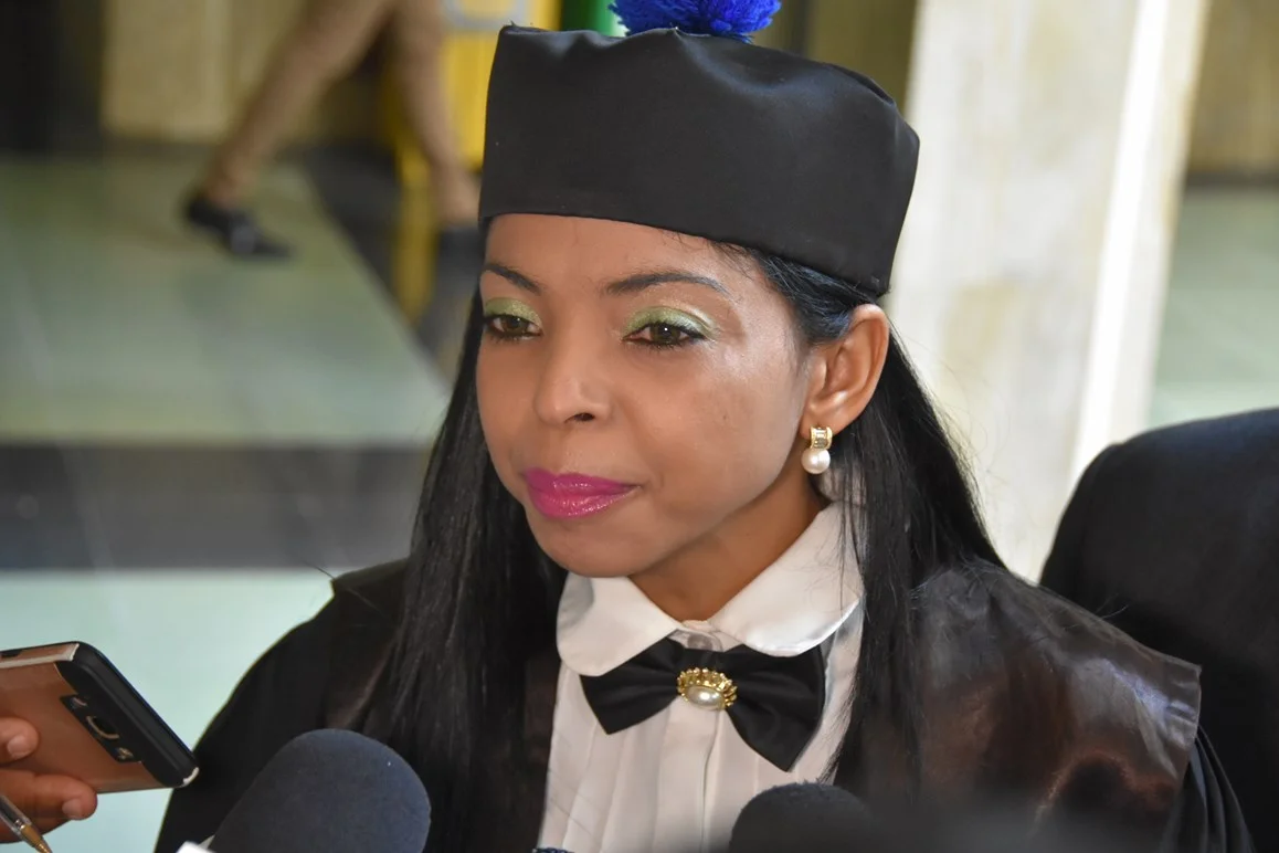 Procuradora ordena eliminar imágenes de violación grupal en Villa González y advierte consecuencias legales