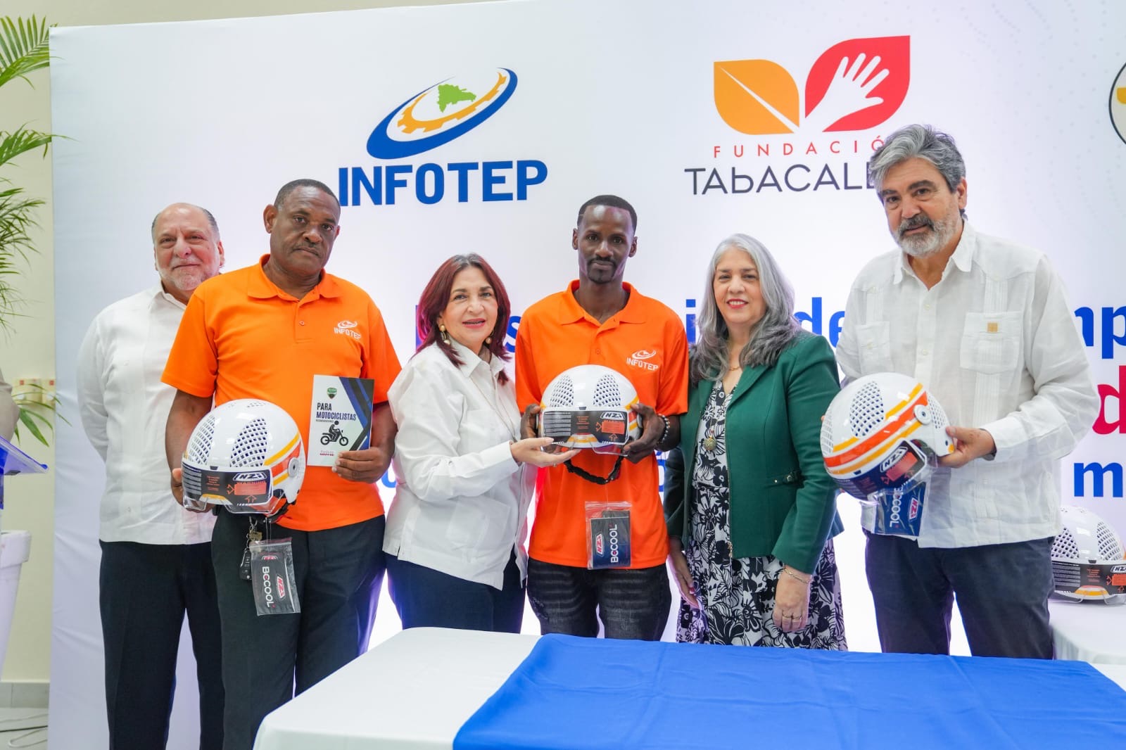INFOTEP y Fundación Tabacalera de España entregan 2 mil 100 cascos protectores a motoristas de La Romana