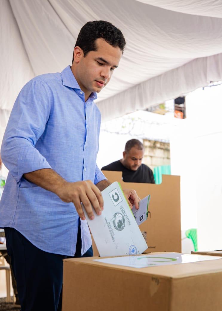Omar Fernández visita recintos electorales, califica proceso como "madurez política y proyecta victoria para 2028″