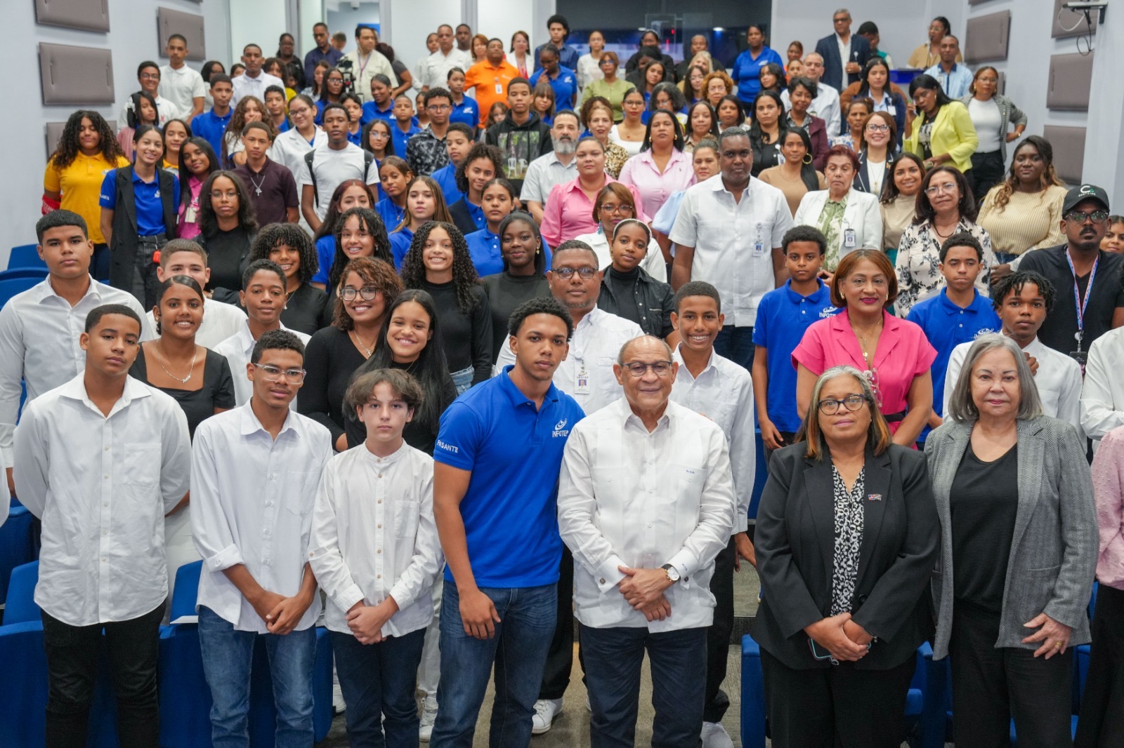 Jóvenes viven su primera experiencia laboral en INFOTEP con pasantía formativa y visitas a centros tecnológicos