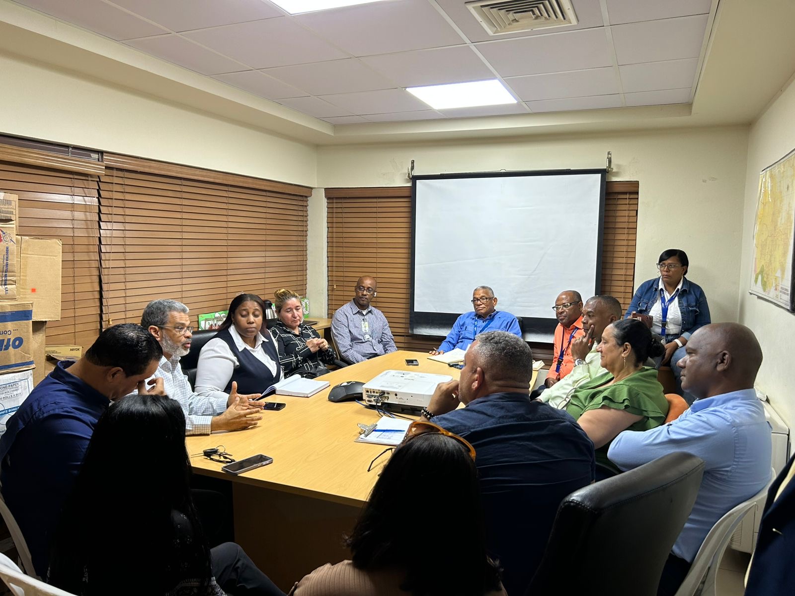 Edeeste sostiene encuentro con presidentes de juntas de vecinos de residenciales de la Av. Jacobo Majluta