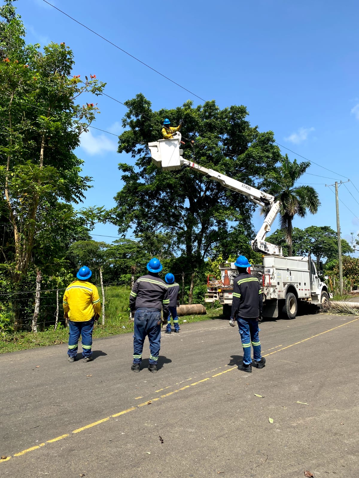 Edeeste restablece servicio eléctrico en Miches tras daños ocasionados por manifestaciones violentas