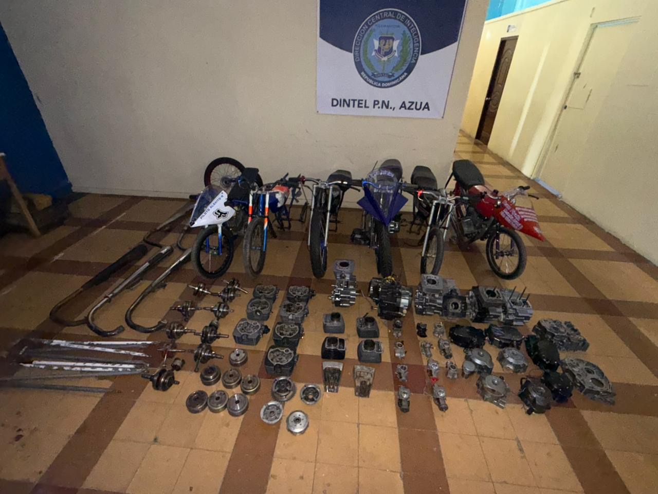Policía desmantela red de carreras clandestinas en Azua y ocupa seis motocicletas modificadas, arma y dinero en efectivo