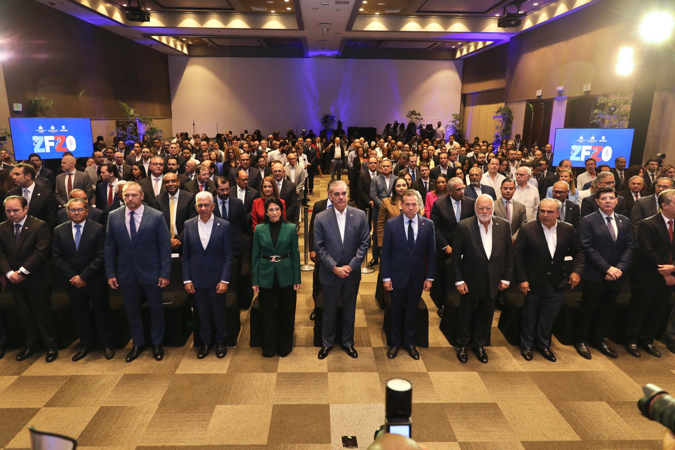 Presidente Abinader recibe Estrategia Nacional para posicionar a RD como referente en manufactura y ensamblaje de semiconductores