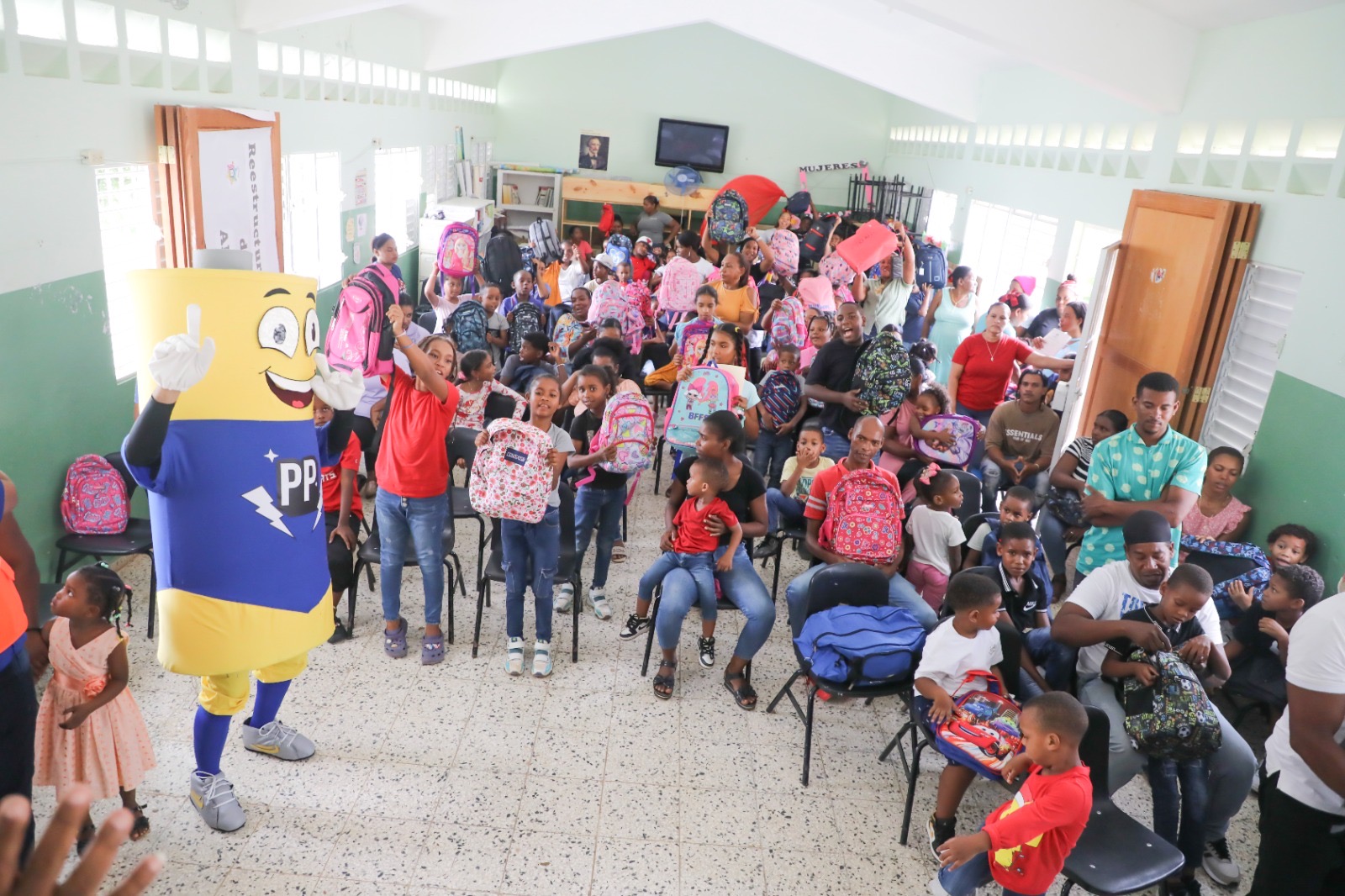 Colaboradores de Edeeste apadrinan niños de escasos recursos con entrega de útiles escolares