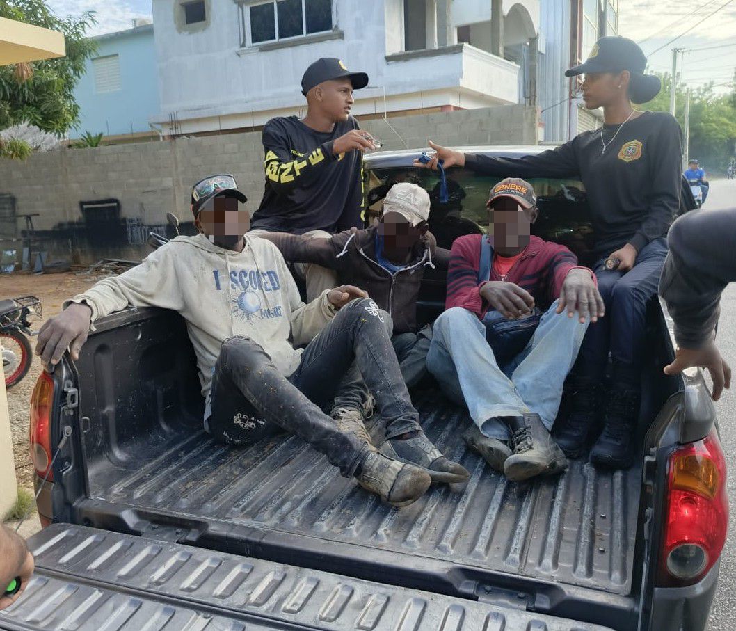 La DGM despliega 25 operativos simultáneos en 13 provincias y detiene 876 indocumentados