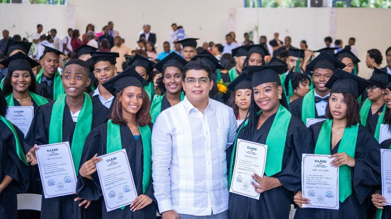 Liceo Caasd gradúa 35 nuevos bachilleres técnicos
