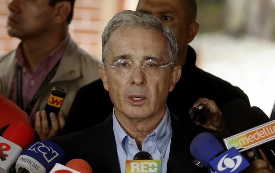 Álvaro Uribe acusa a Gustavo Petro de instigar con su discurso el asesinato del senador Miguel Uribe Turbay