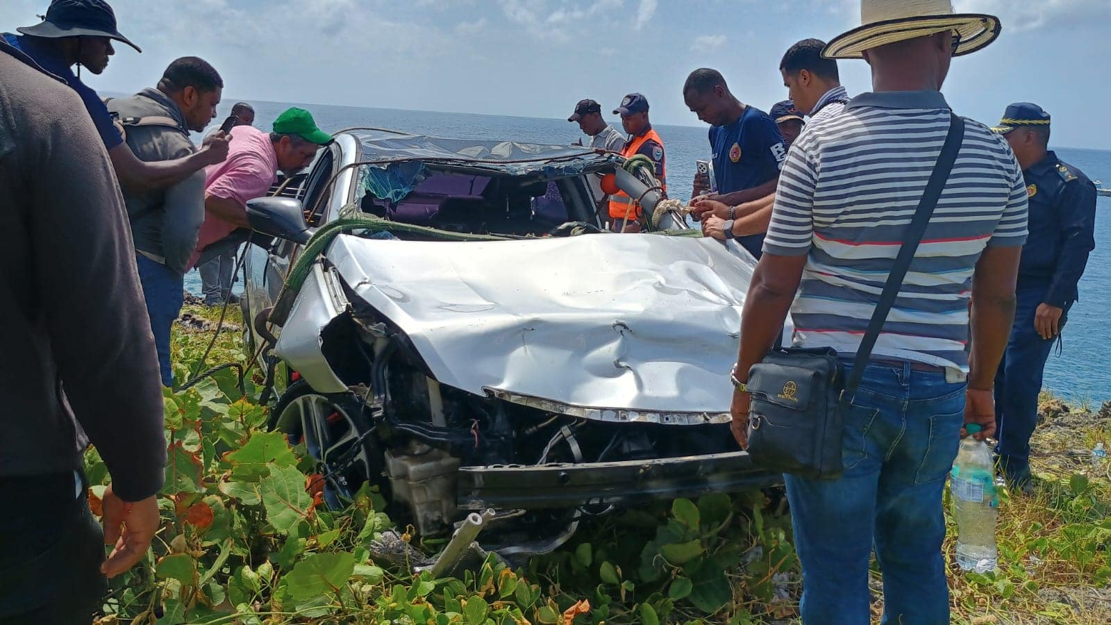 Recuperan vehículo que cayó al mar Caribe en la avenida 30 de Mayo; una persona fallecida