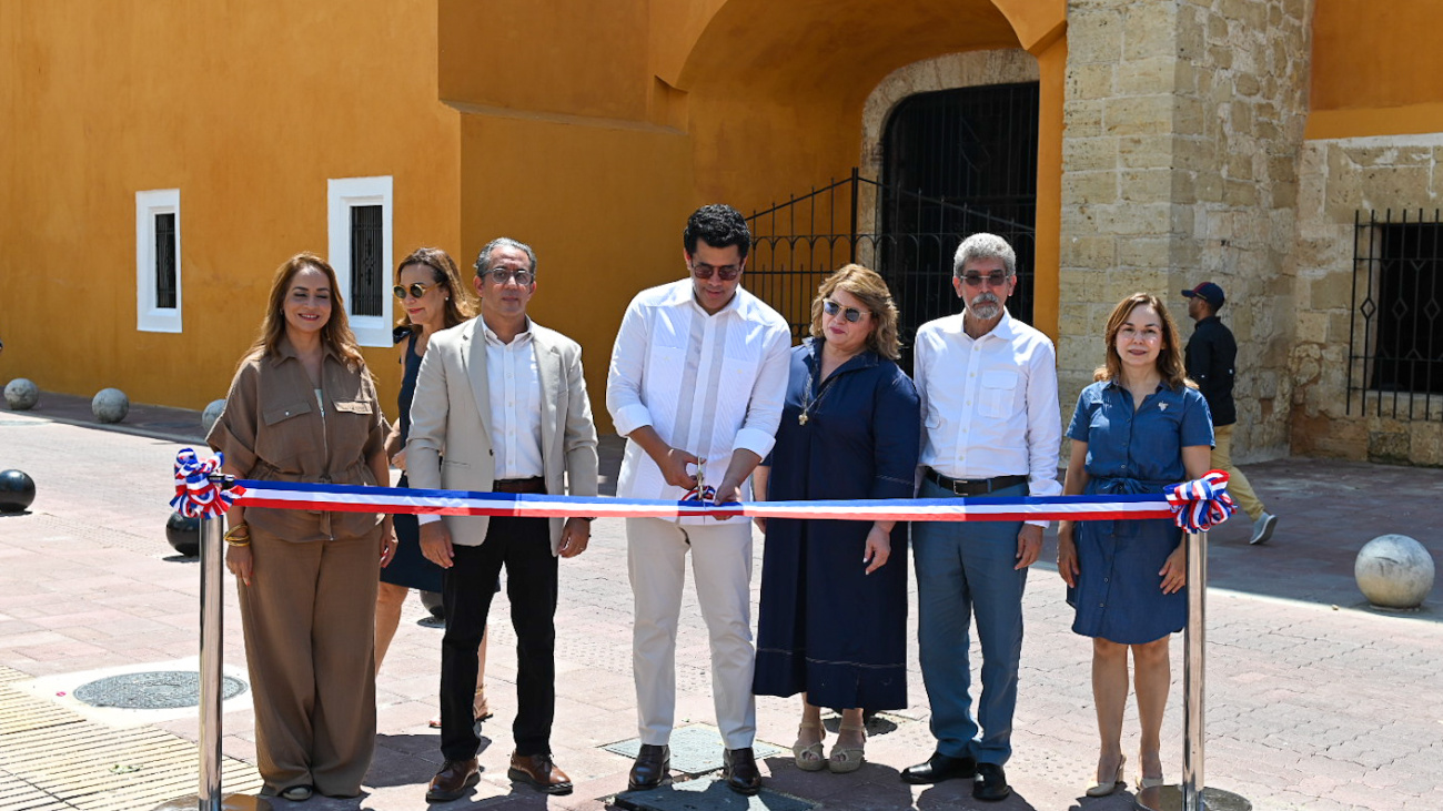 Ministro de Turismo inaugura la restauración de 15 fachadas patrimoniales en la Ciudad Colonial