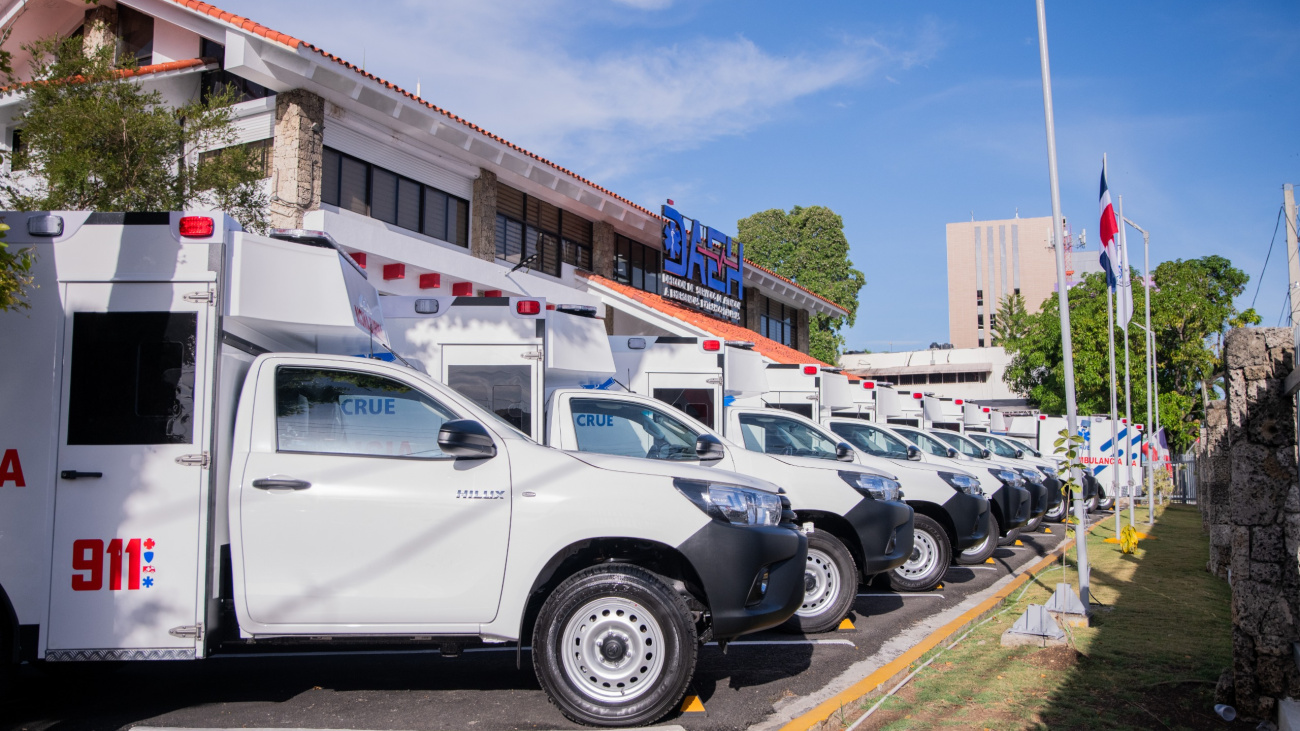 Ministro de la Presidencia anuncia ampliación Sistema 911 en Pedernales durante entrega de 46 nuevas ambulancias a la DAEH