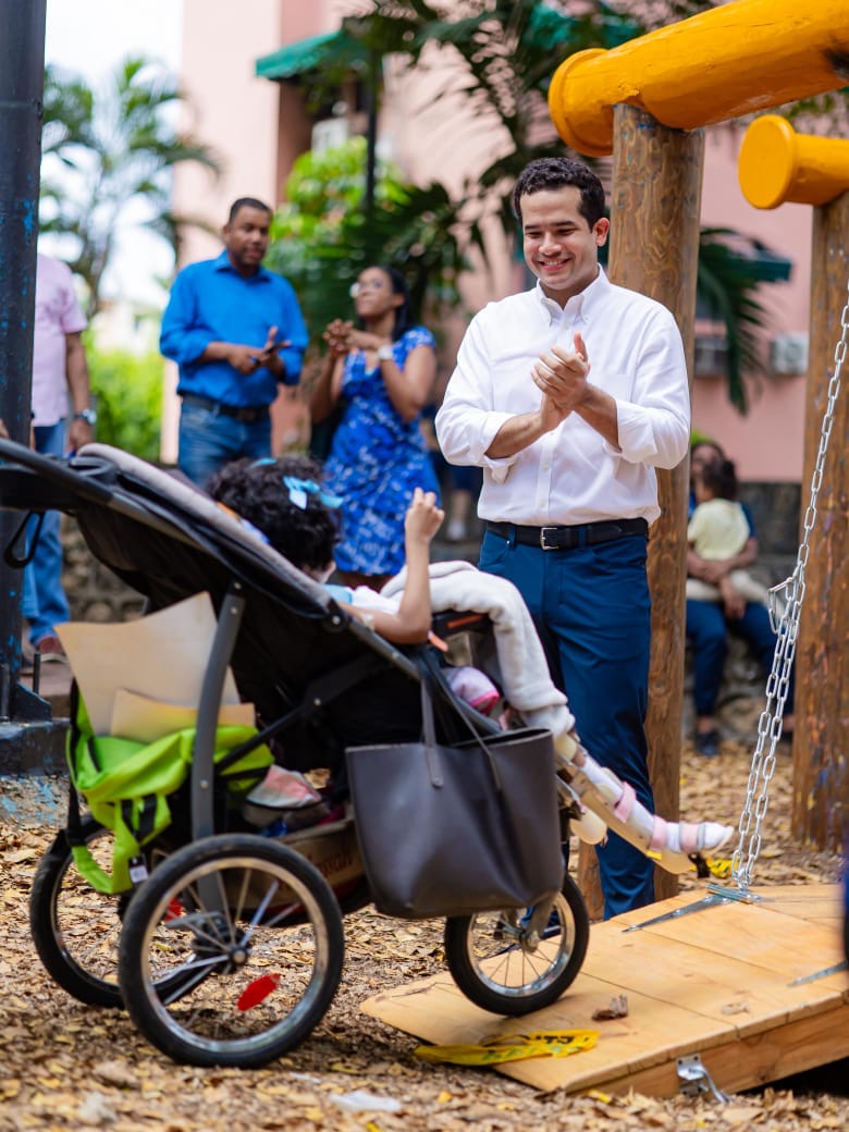 Senador Omar Fernández entrega parque inclusivo para niños con discapacidad
