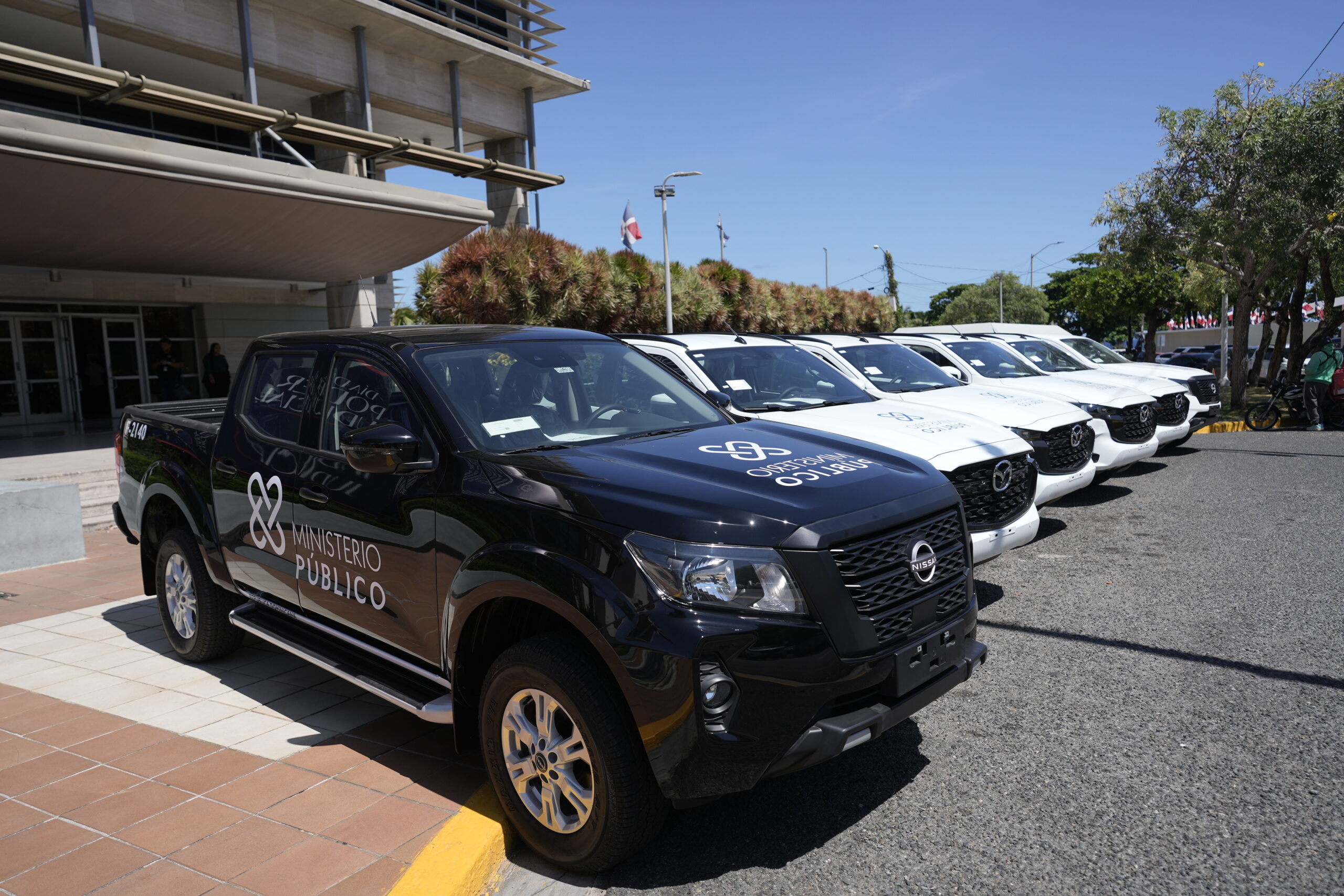 La Procuraduría General hace entrega formal de 20 camionetas para labores de las fiscalías
