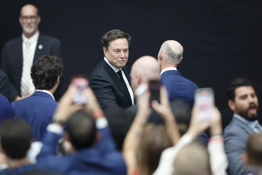 Elon Musk, Peter Thiel y Steve Bannon están documentados en reuniones que planeó Epstein