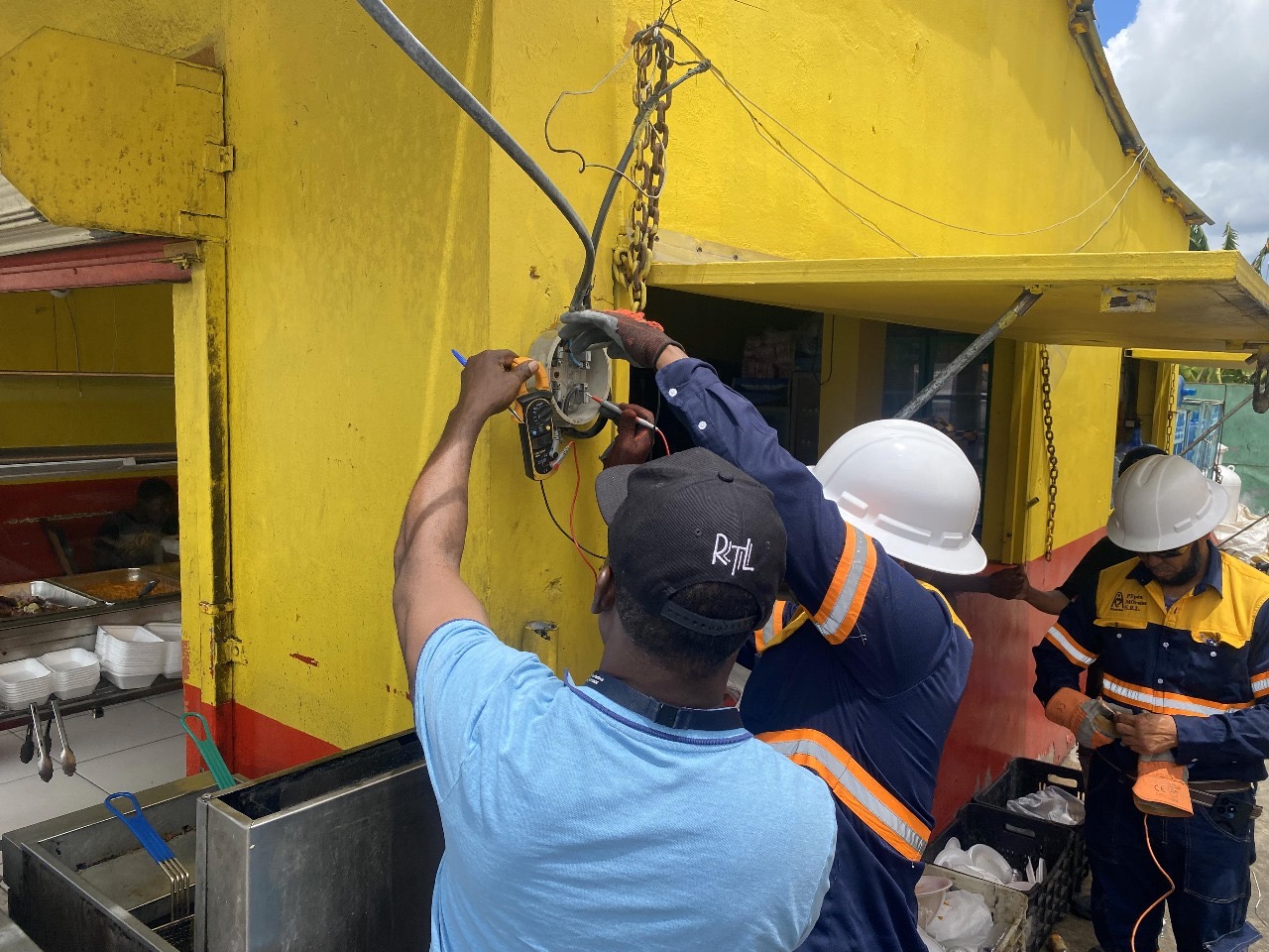 Pgase y Edeeste desmantelan conexiones irregulares en establecimientos de La Altagracia