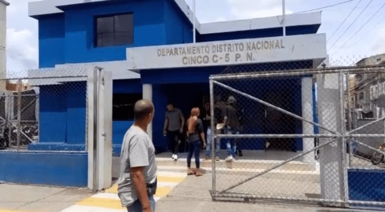 Policía arresta a dos jóvenes tras riña en liceo de Cristo Rey