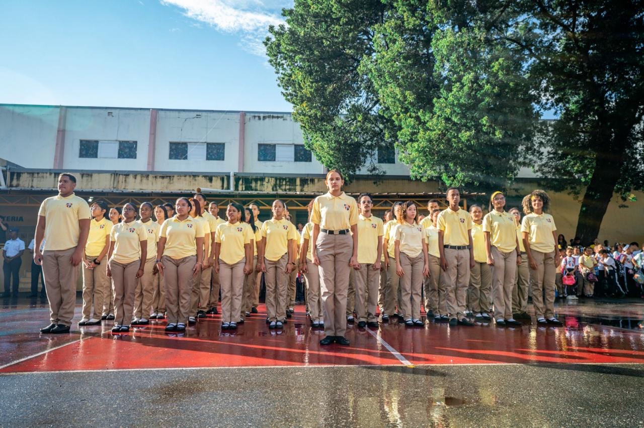 Jóvenes del barrio Capotillo inician entrenamiento del Servicio Militar Voluntario del MIDE