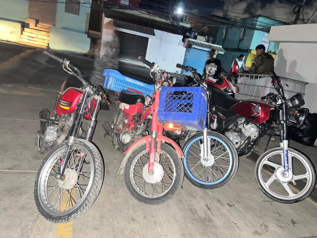 Policía recupera dos vehículos robados, ocupa motocicletas, armas punzantes y detiene varios en Sabana Perdida, SDN