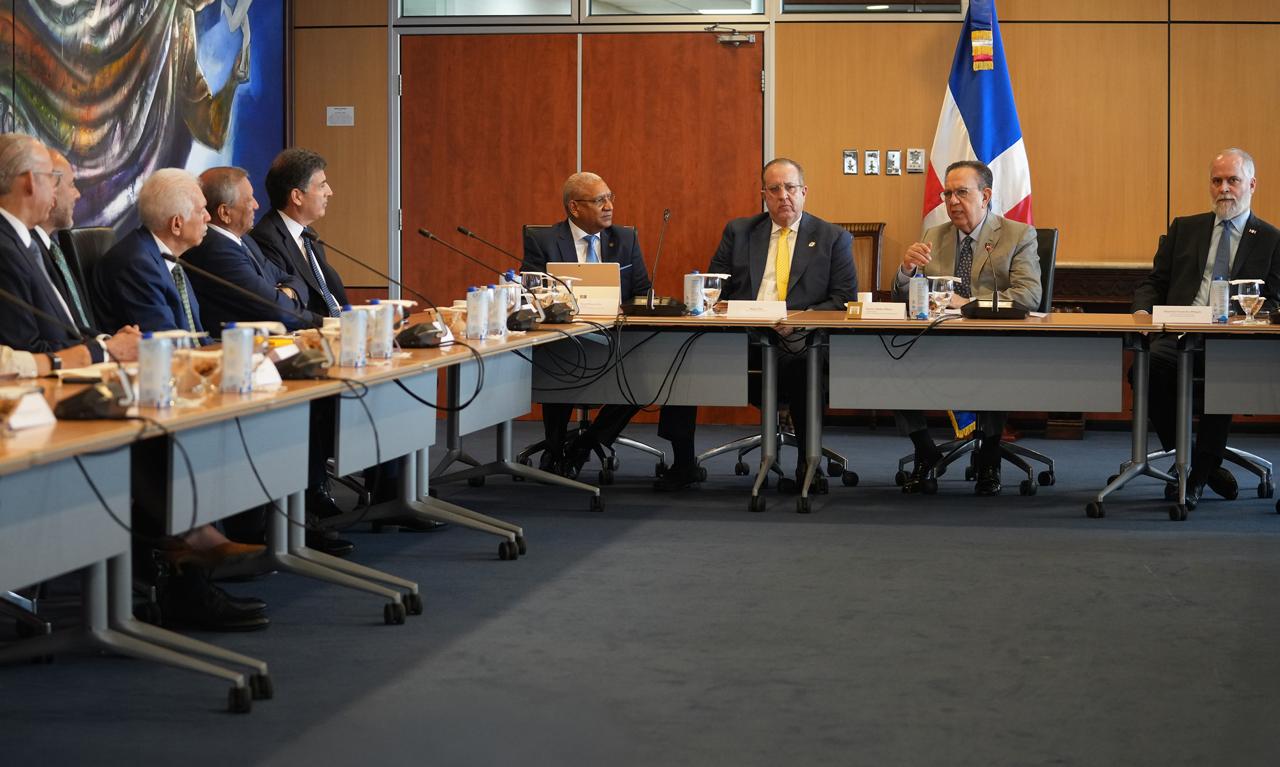 Valdez Albizu, Magín Díaz y Alejadro Fernández se reúnen con los presidentes del sector financiero para pasar revista a la economía nacional