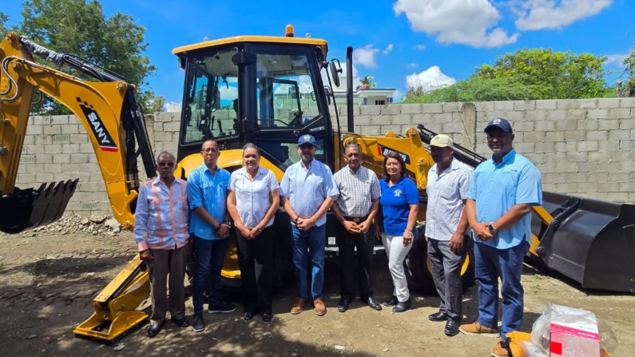 Indrhi entrega equipo pesado a regantes en Padre Las Casas