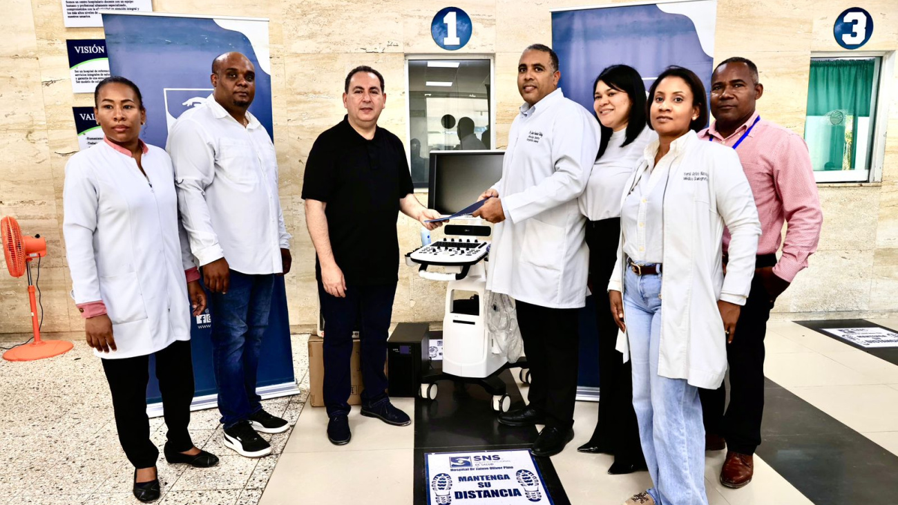 SNS entrega equipos y supervisa obras hospitalarias en el este