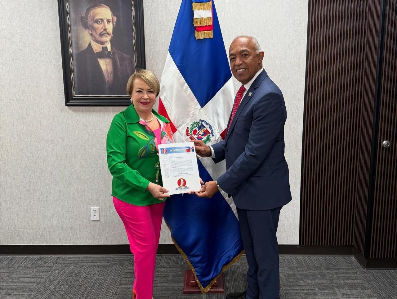 New Jersey reconoce al cónsul José Santana Suriel como Gran Mariscal 2025