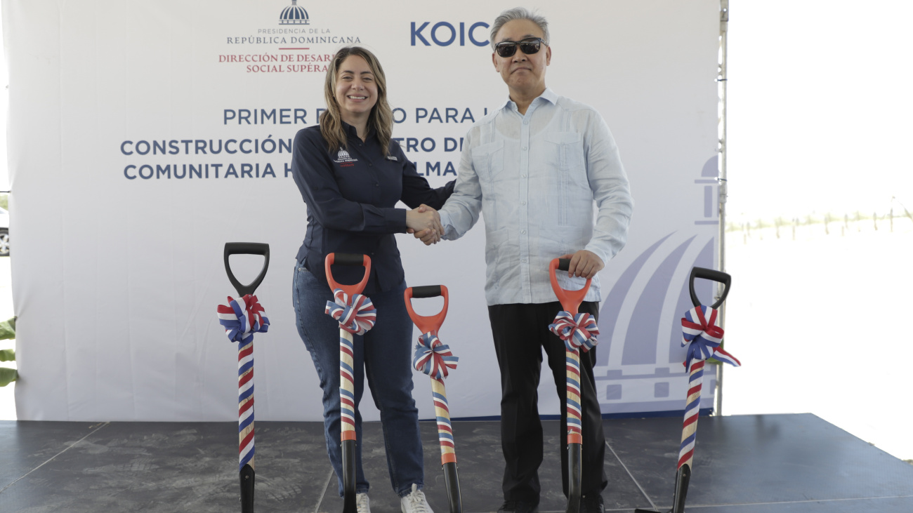 Gloria Reyes y embajador de la República de Corea encabezan primer palazo para construcción de un CSC en Hatillo Palma