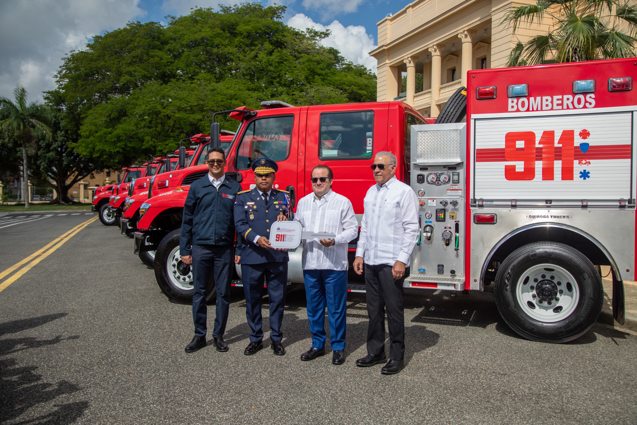 MINPRE y Sistema 911 entregan 12 nuevos camiones de bomberos para fortalecer la capacidad de respuesta a emergencias