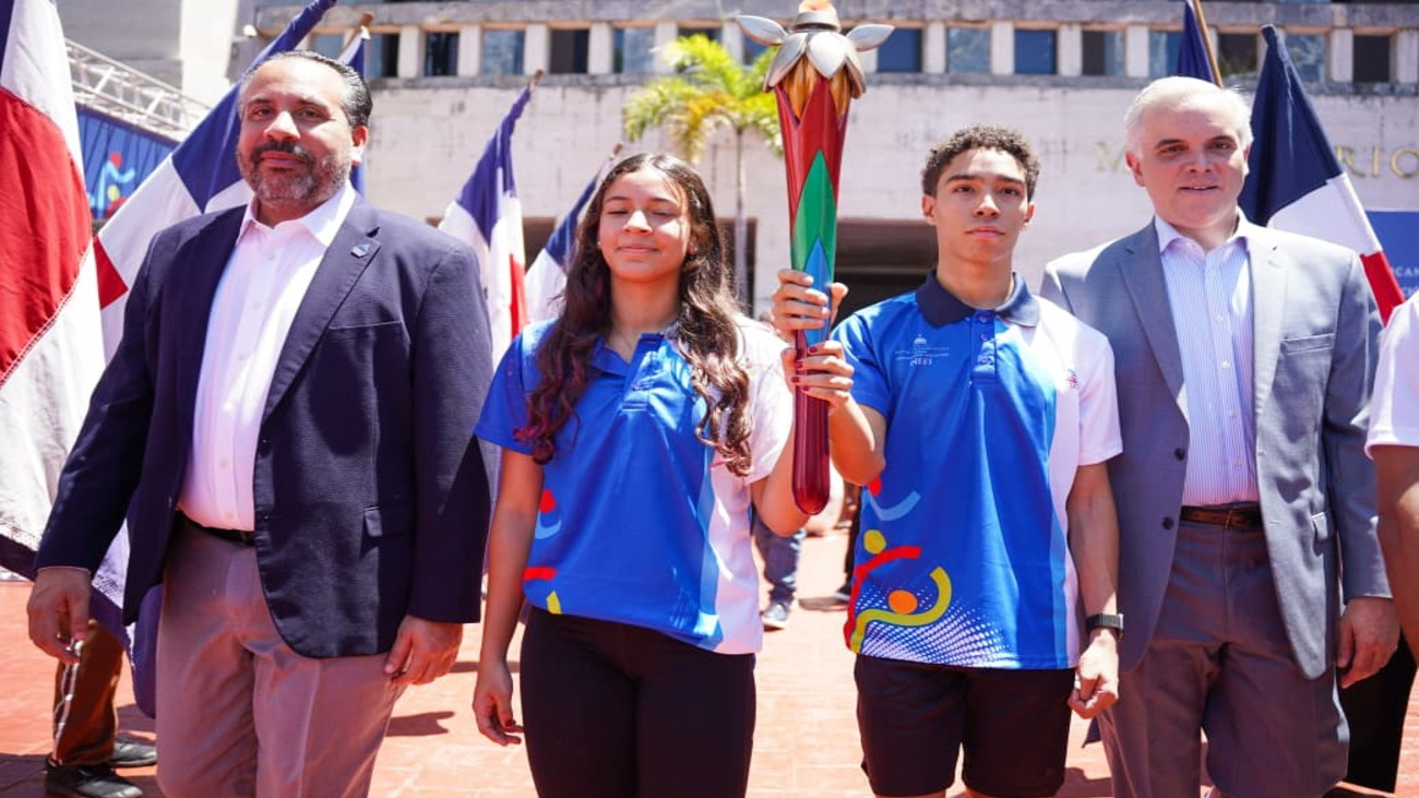 Minerd e Inefi inician recorrido de la antorcha de los XI Juegos Escolares Deportivos Nacionales San Francisco 2025