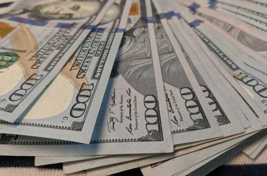 El dólar alcanza los RD$64 en el mercado cambiario y preocupa a consumidores y comerciantes