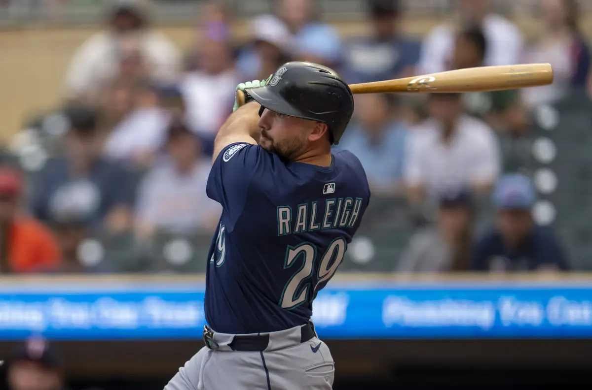 Cal Raleigh llega a los 60 jonrones y hace historia como el primer receptor en lograrlo