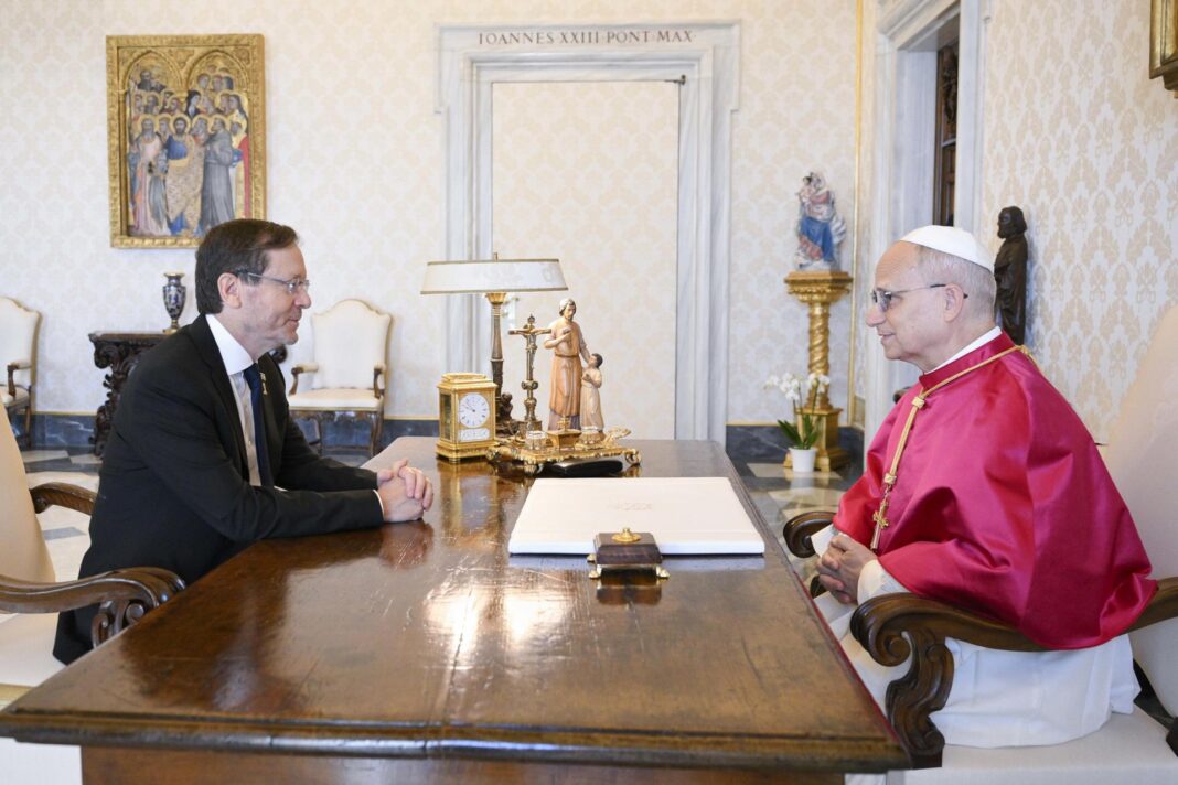 El papa León XIV recibe al presidente de Israel en el Vaticano