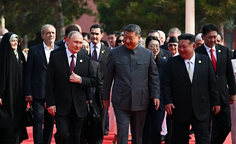 China saca músculo en un desfile militar en el que advierte de su imparable avance