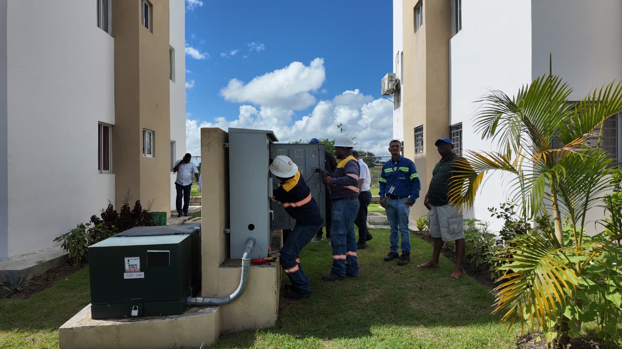 Edeeste desmantela 26 conexiones directas en condominio de Los Llanos, San Pedro de Macorís