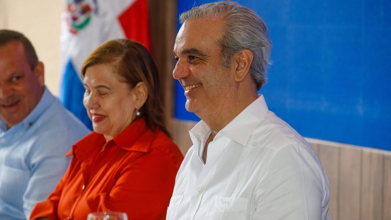 Presidente Abinader cumple anhelo histórico de Constanza inaugurando carretera hacia el Salto de Aguas Blancas