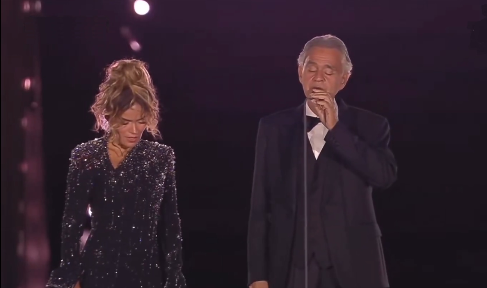 Miles de personas abarrotan la Plaza San Pedro para concierto con Karol G, Andrea Bocelli y John Legend