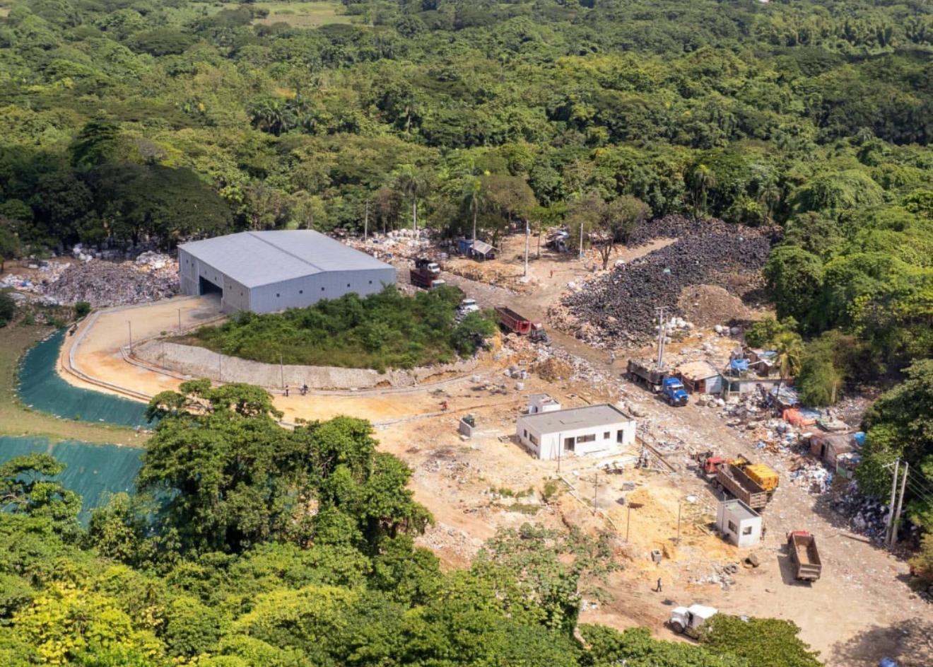 Estaciones de transferencia en Santo Domingo Este operan pese a orden de cierre desde 2022