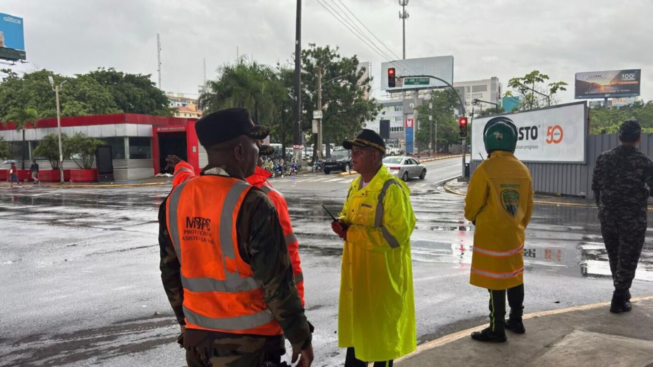 Digesett, MOPC y los ayuntamientos supervisan condiciones de las vías durante paso de la tormenta Melissa Digesett, MOPC y los ayuntamientos supervisan condiciones de las vías durante paso de la tormenta Melissa