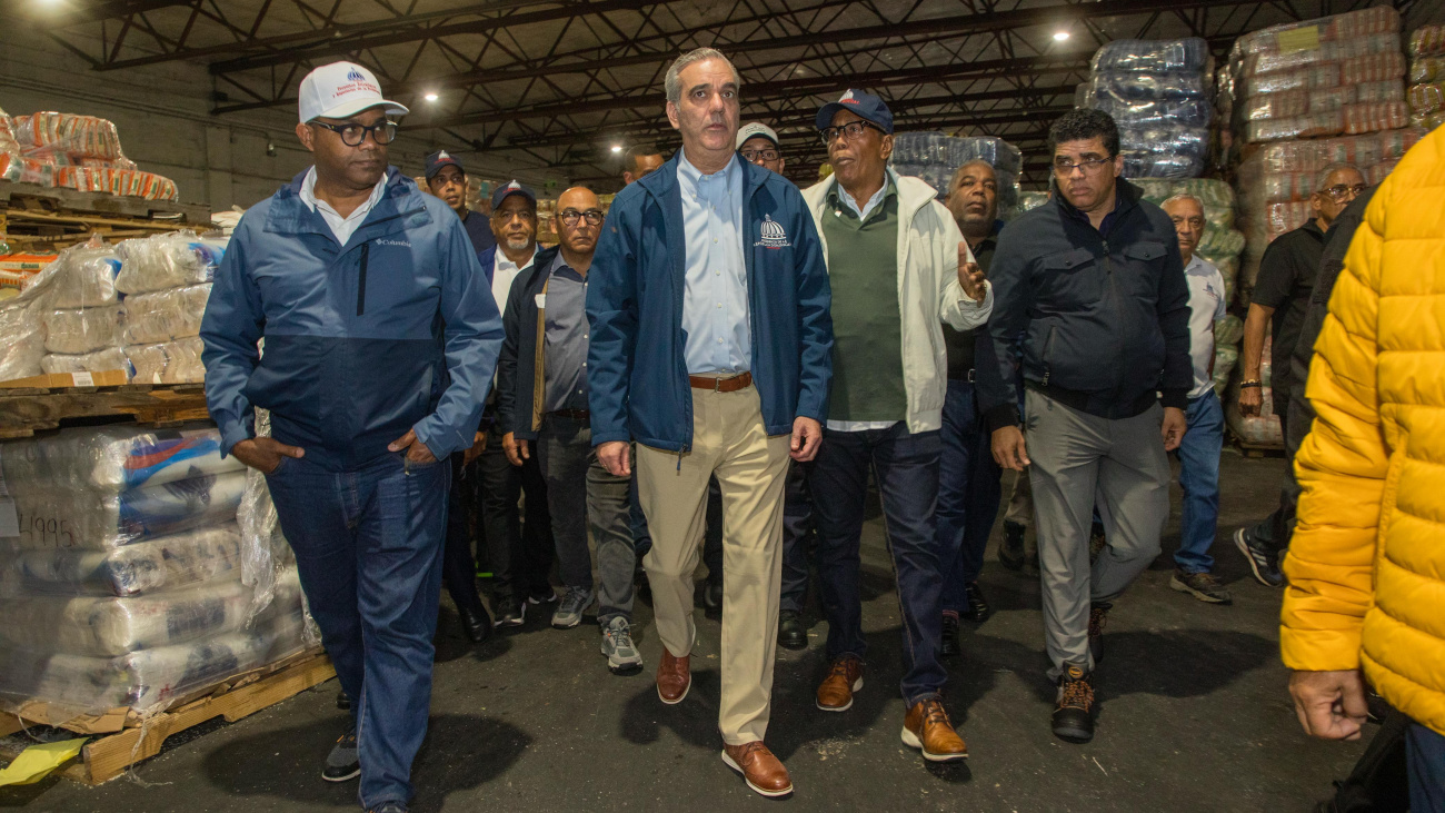 Presidente Luis Abinader supervisó los alimentos que se están entregando a las poblaciones en alerta roja ante el paso de la tormenta Melissa