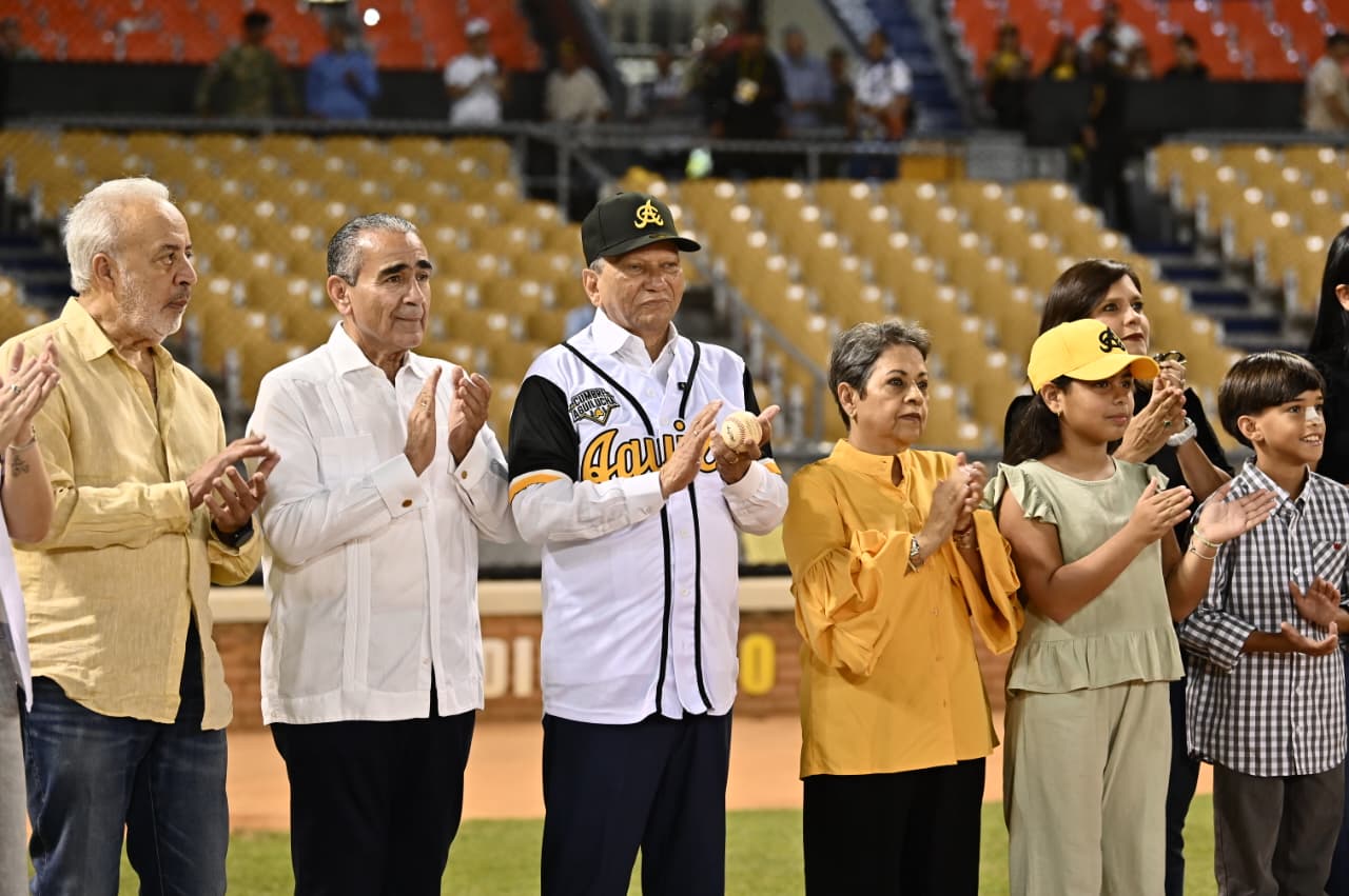 Leonardo Aguilera lanza la primera bola en partido inaugural del torneo de béisbol en el Estadio Cibao