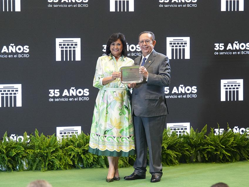 BCRD homenajeó a colaboradores por su tiempo de servicio a la institución BCRD homenajeó a colaboradores por su tiempo de servicio a la institución