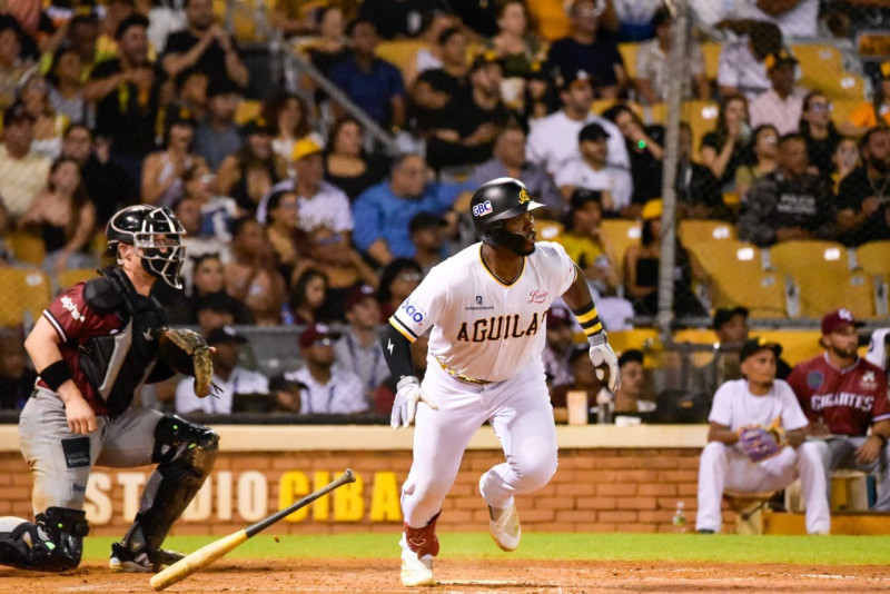 Alberto Rodríguez decide con triple la victoria de las Águilas Cibaeñas en el inicio del torneo invernal