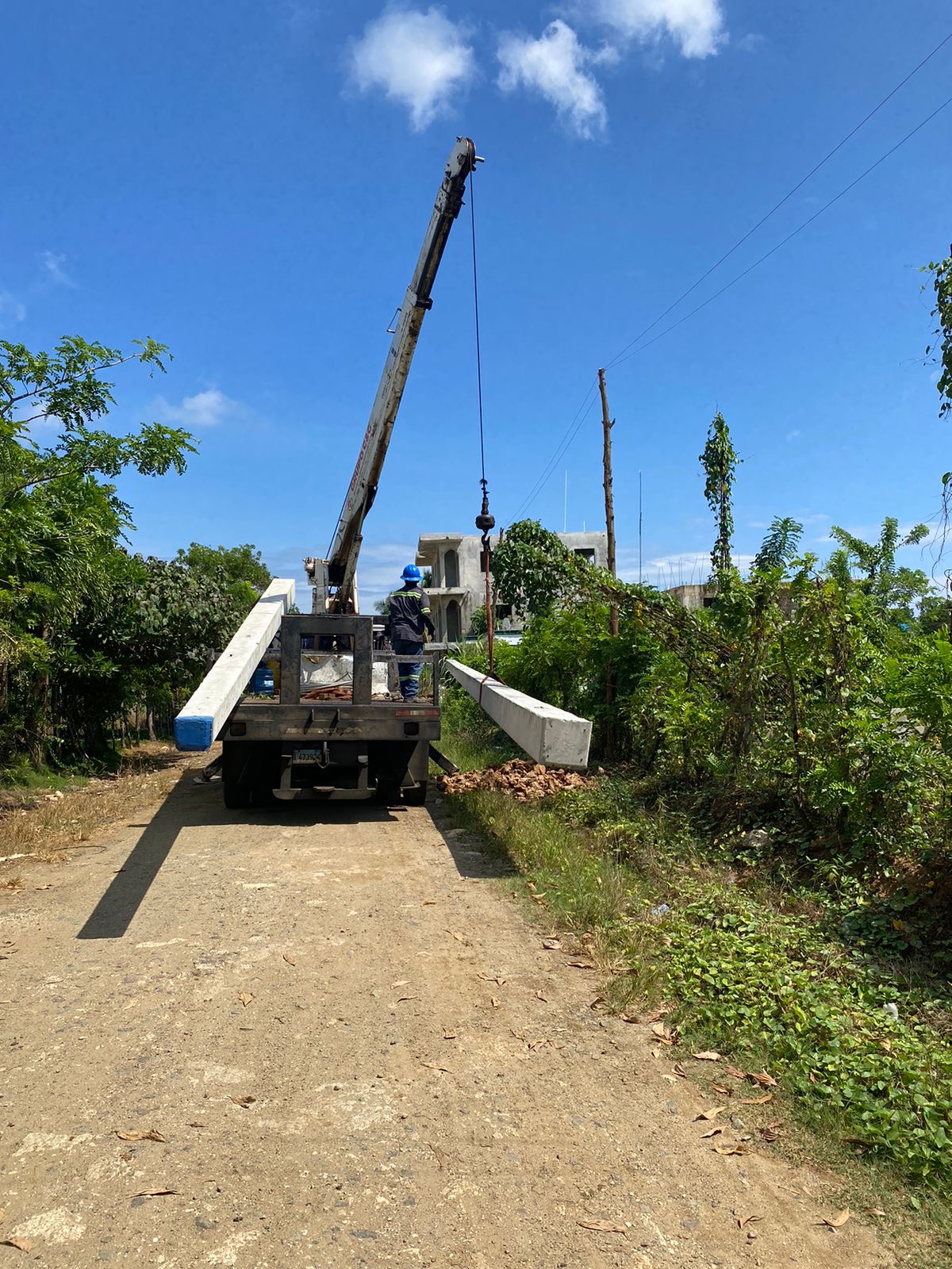 Edeeste inicia proyecto de electrificación en Brisas del Mar, Sabana de la Mar