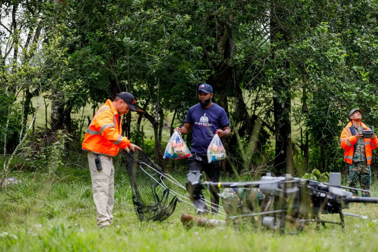 Drones del 911 son utilizados para entrega de kits de raciones a familias incomunicadas en SDN Drones del 911 son utilizados para entrega de kits de raciones a familias incomunicadas en SDN