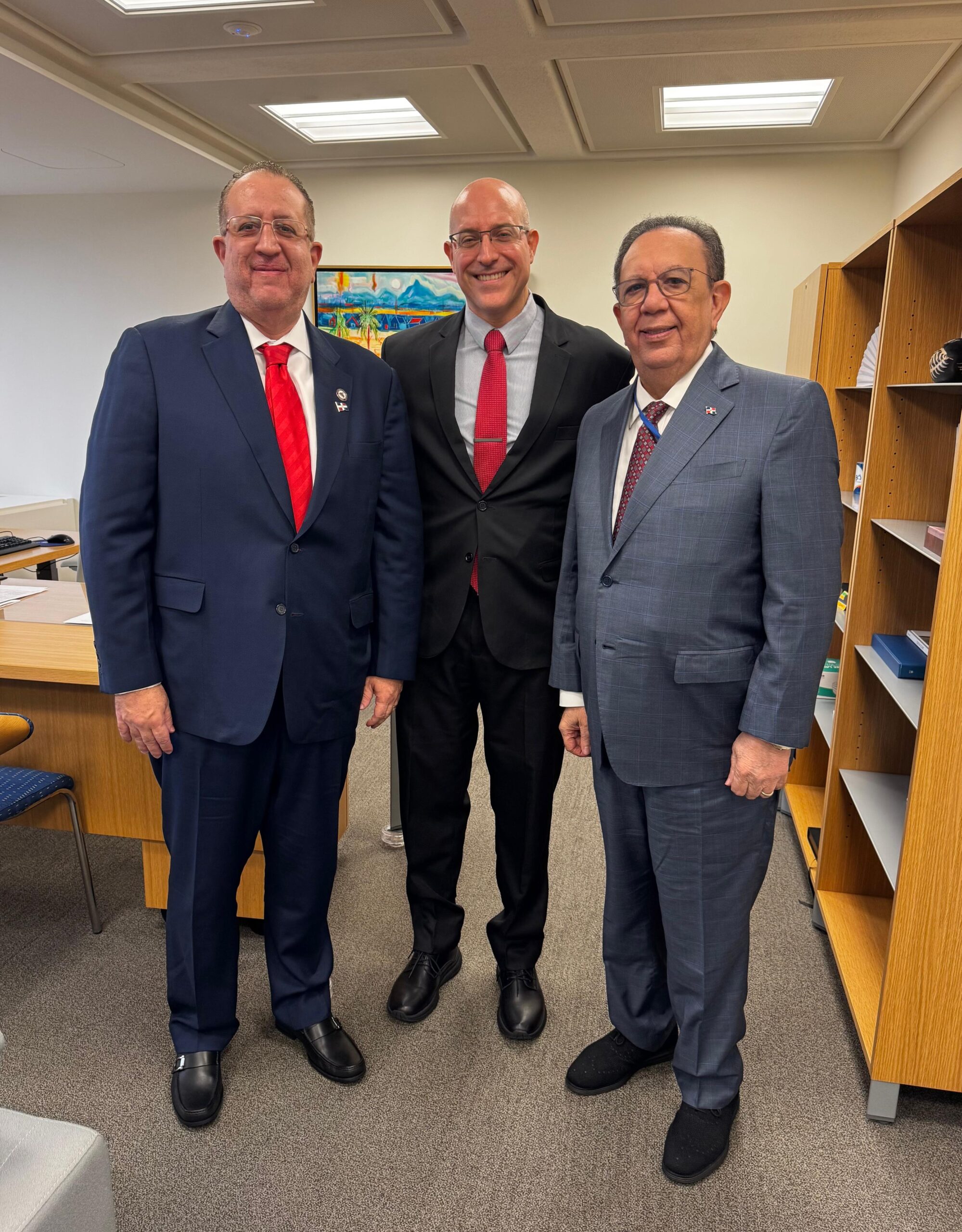 Gobernador Valdez Albizu y ministro Magín Díaz se reúnen con el director ejecutivo del FMI, André Roncaglia