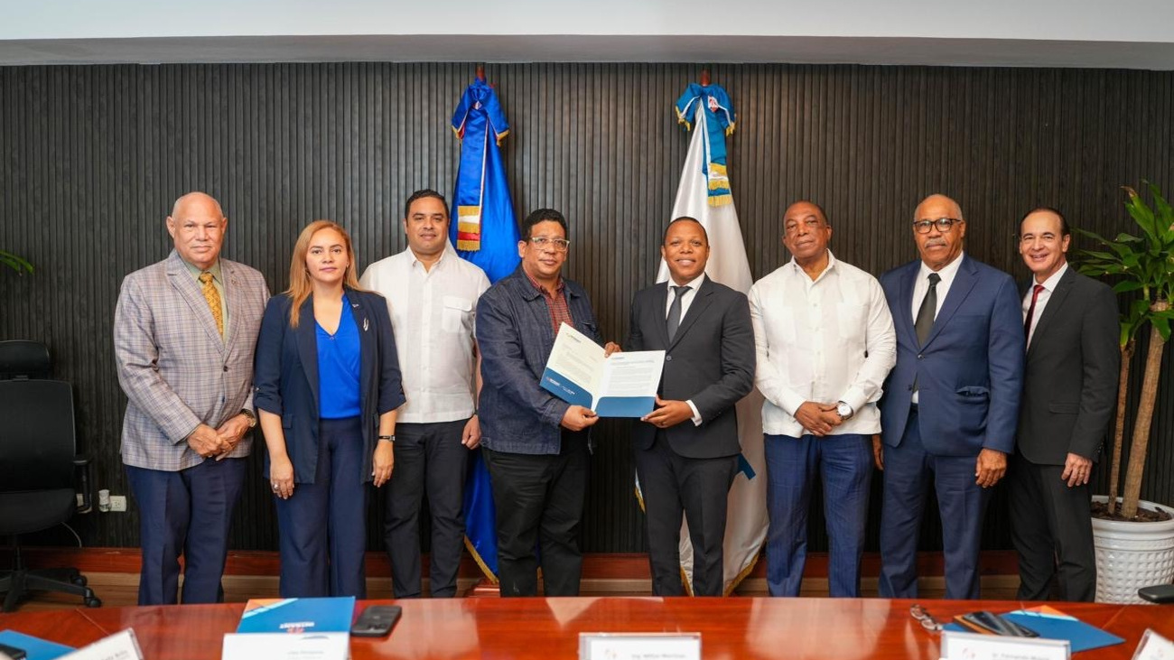 Director general de Contrataciones Públicas y la Comisión de Veedores validan transparencia en licitación del nuevo sistema de licencias de conducir del Intrant Director general de Contrataciones Públicas y la Comisión de Veedores validan transparencia en licitación del nuevo sistema de licencias de conducir del Intrant