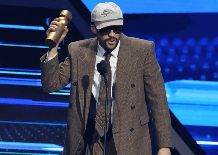 Bad Bunny recibe el premio Billboard Bad Bunny recibe el premio Billboard