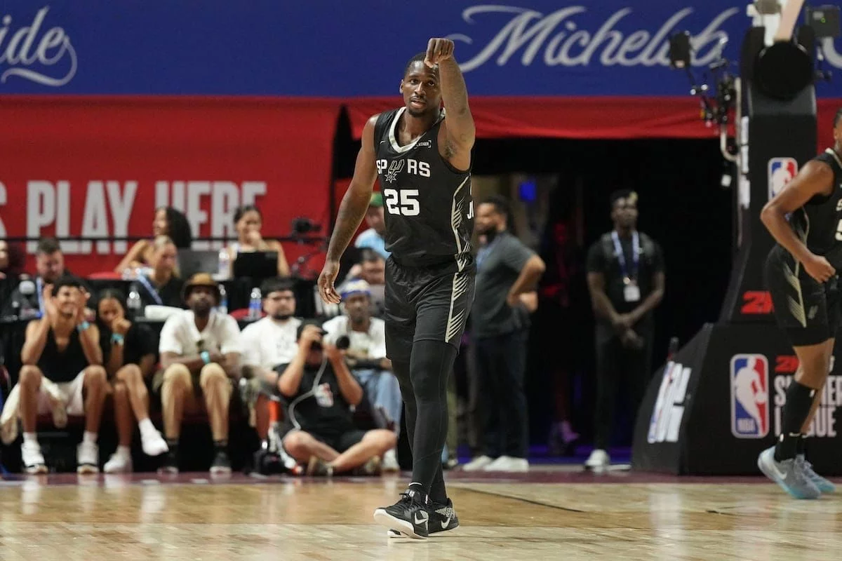 David Jones García hace su debut oficial en la NBA anotando 5 puntos